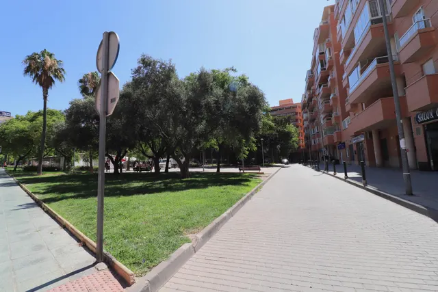 Local Comercial Insonorizado en Plaza Gaudí, Almería. — 12