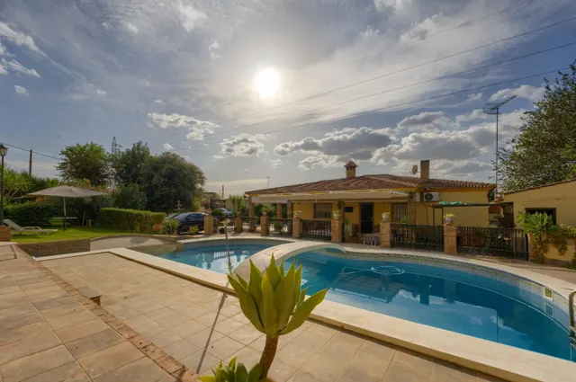 Espectacular chalet con piscina de diseño, jardín de 2.000 m2 y 4 dormitorios con baño propio — 44