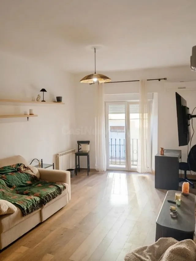 Piso reformado de 100 m2 con patio privado en Calle Barrio N - foto 2