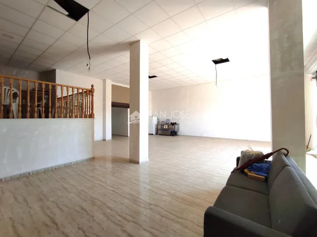 SE VENDE O ALQUILA CON OPCIÓN COMPRA LOCAL COMERCIAL CON AMPLIA TERRAZA EN ASPE. — 2