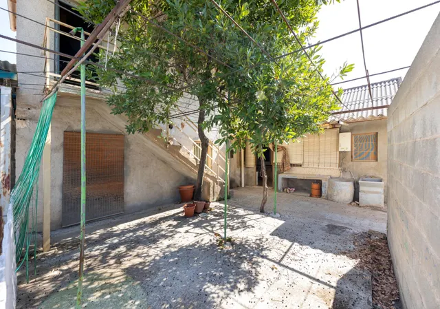 ¡CASA EN UNA SOLA PLANTA, CREA TU VIVIENDA IDEAL EN ALBOLOTE! Casa en una sola planta con patio, garaje y un gran potencial. — 24