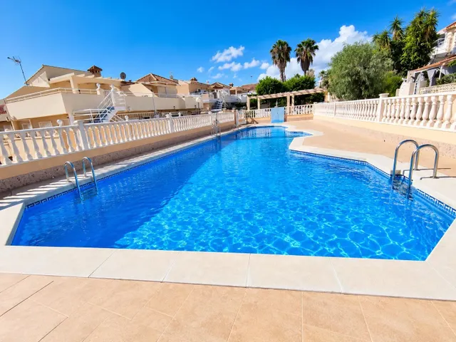 Dúplex en esquina con piscina comunitara  de 3 dormitorios con amplia terraza y patio — 14