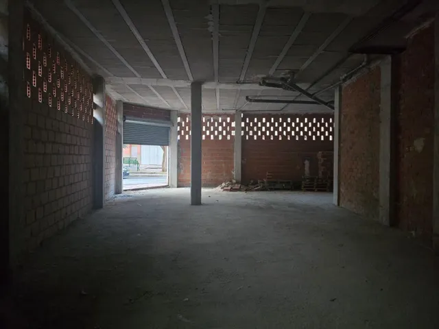 Alquiler de bajo comercial para reformar - foto 3