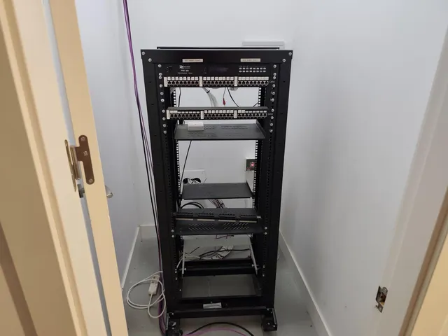 Nave en Poligono de Las Quemadas totalmente reformada y perfectamente instalada para uso mixto de oficinas y almacen — 27
