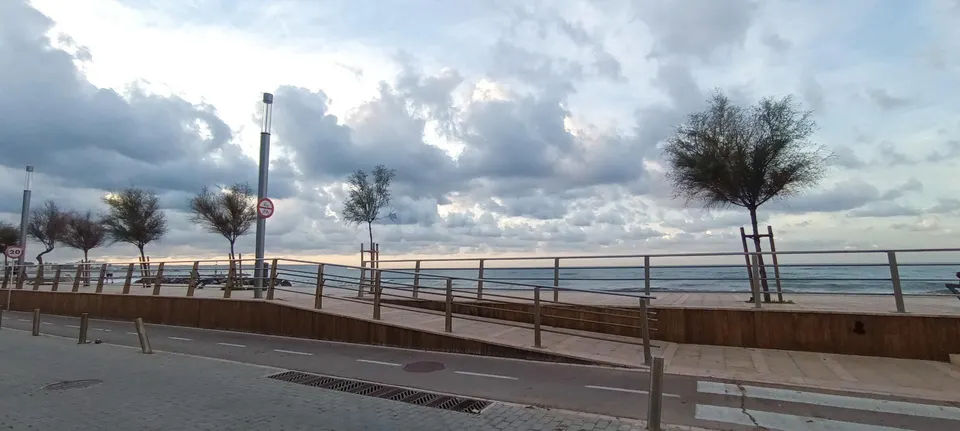 Piso luminoso junto a la playa con terraza y vistas parciales al mar en la gruta