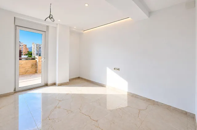 Se vende atico 5 habitaciones  totalmente reformado con vistas al mar  en pleno centro d Benidorm — 22