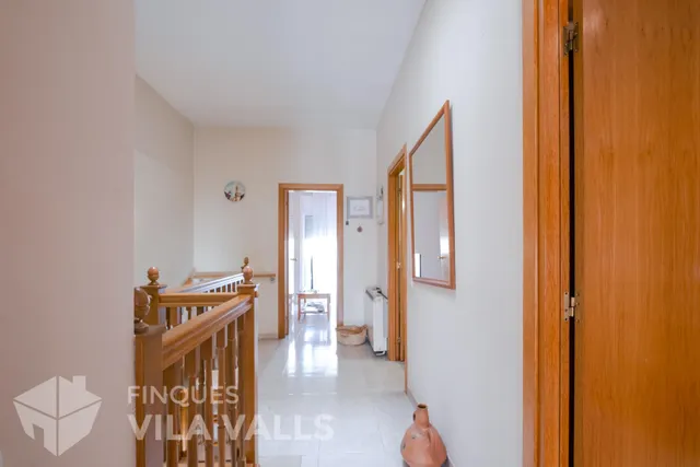 Casa adosada de tres plantas con jardín, terrazas y espacio tipo loft en garaje — 31