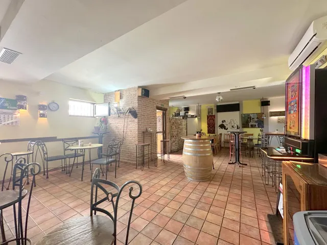 Bar reformado, con licencia de pub, San Pedro del Arroyo — 6