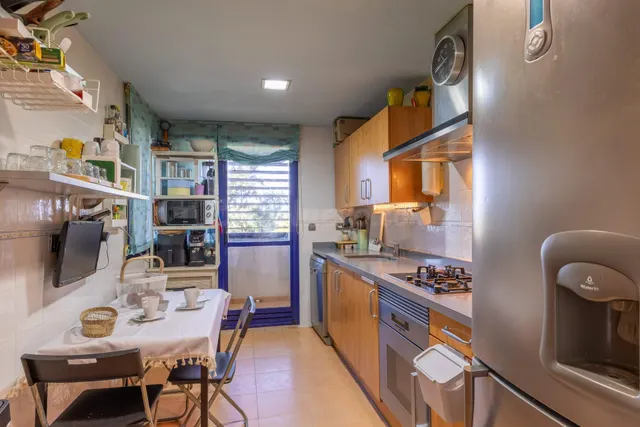 ¡GRAN OPORTUNIDAD DE INVERSIÓN Encantador piso con terraza e - foto 4