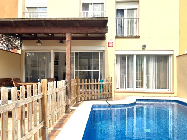 Casa adosada con piscina privada en Sant Pere Pescador, Alt  - foto 2