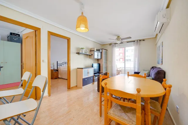 Apartamento de dos dormitorios con piscina comunitaria en el centro de Torrevieja — 5