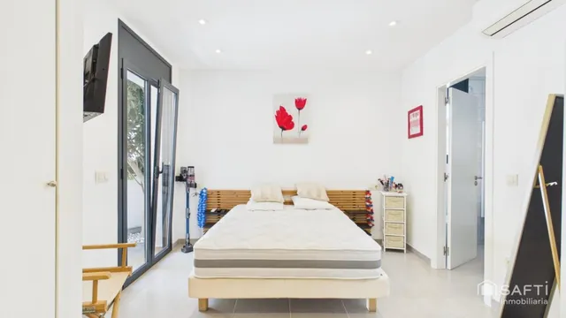Casa moderna con cuatro habitaciones, piscina y garaje — 8