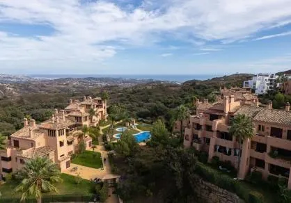 Apartamento en planta baja elevada con jardín privada, en La Mairena. — 21