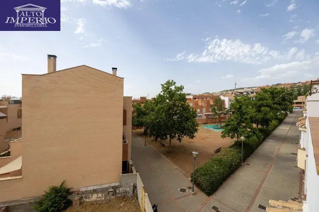 AMPLIA CASA ADOSADA DE 241 m2 CON 4 DORMITORIOS, GARAJE, SÓTANO, PATIO Y TERRAZAS — 22
