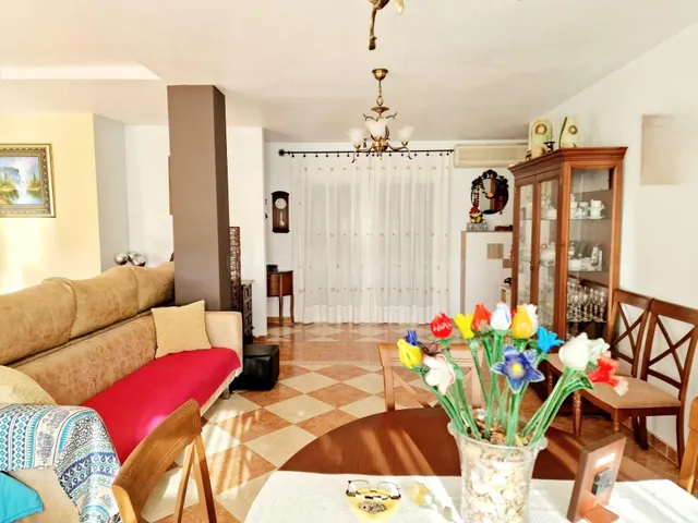 Chalet independiente de 4 dormitorios con amplia parcela en  - foto 3