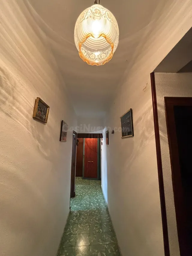 Casa de pueblo con garaje y terraza en pleno centro de Campr - foto 3