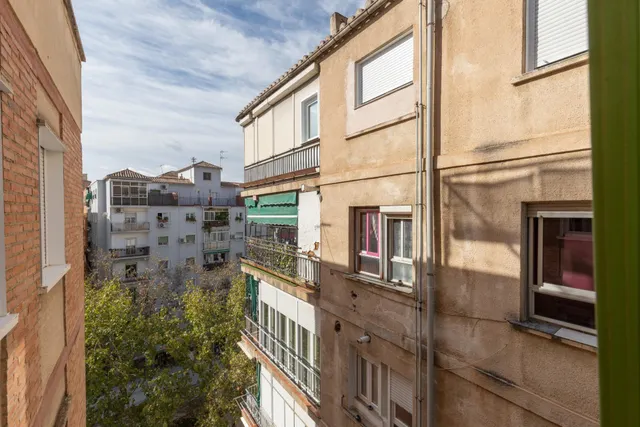 Piso de 3 dormitorios en calle milán, zaidín | muy luminoso y con gran potencial — 24