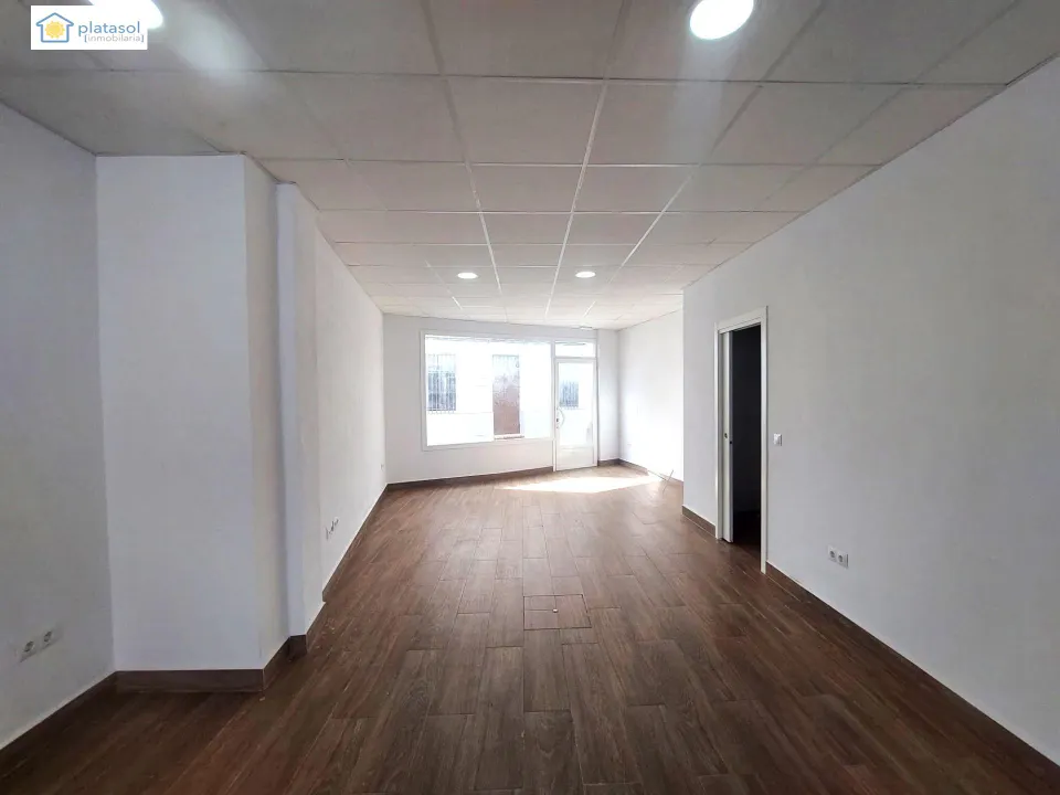 Extraordinario local comercial a dos calles en alquiler