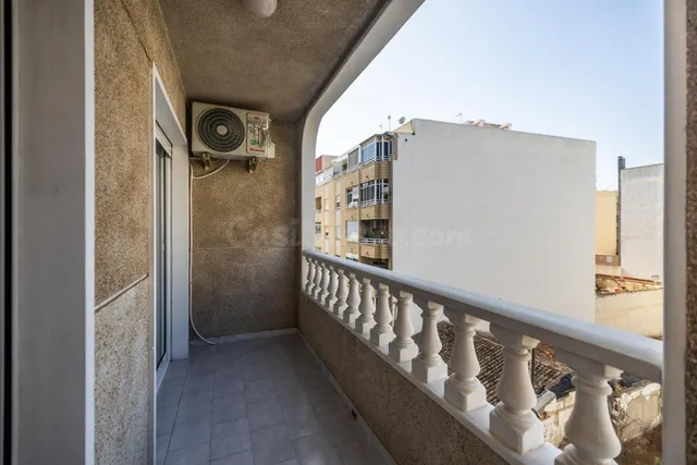Apartamento de 1 dormitorio con dos terrazas en el centro de Torrevieja — 3