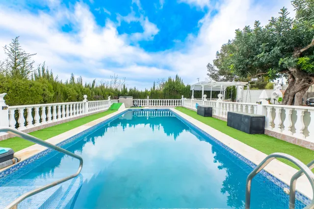Chalet independiente con dos viviendas, piscina y gran parce