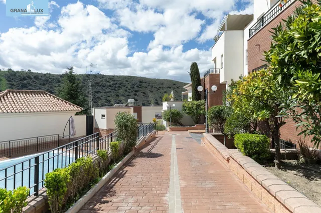 Adosada en el nuevo acceso a la Alhambra — 29
