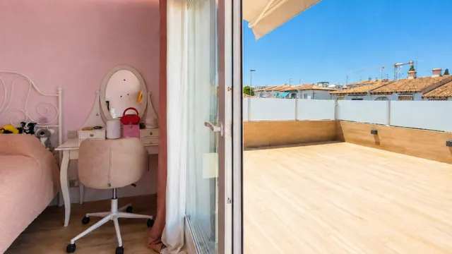 Casa reformada de 5 dormitorios con piscina privada, gran terraza y placas solares en Los Balcones — 37