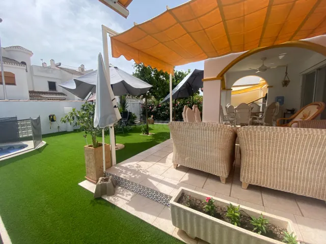 VILLA INDEPENDIENTE CON PISCINA, JARDÍN Y 5 DORMITORIOS EN T - foto 2