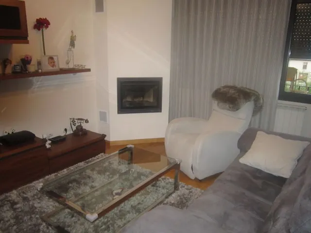 SE VENDE CHALET ADOSADO SEMINUEVO, 4 HAB., GARAJE DOBLE ,PATIO. PARA ENTRAR A VIVIR — 6
