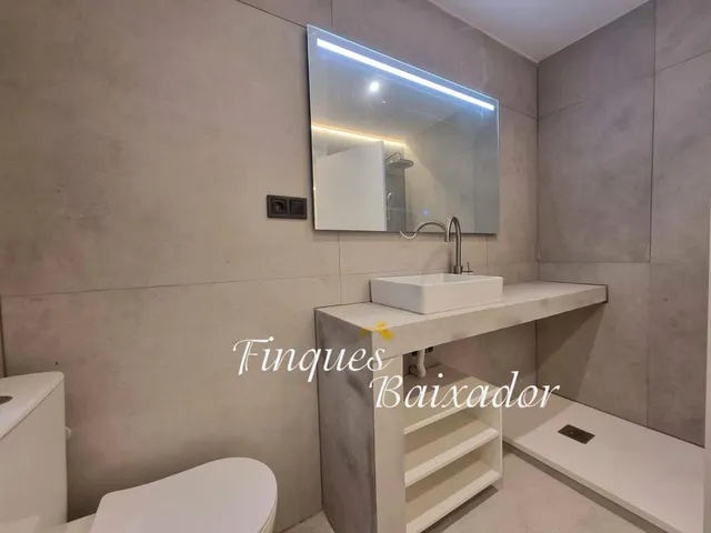 ¡FINQUES BAIXADOR PRESENTA ESTE PISO DE 2 HABS. CON 2 BAÑOS EN EL CASC ANTIC ¡ — 10
