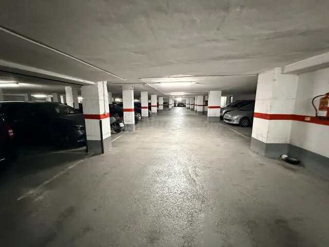 Amplia Plaza de Garaje para coche y moto en Russafa, Valencia — 5
