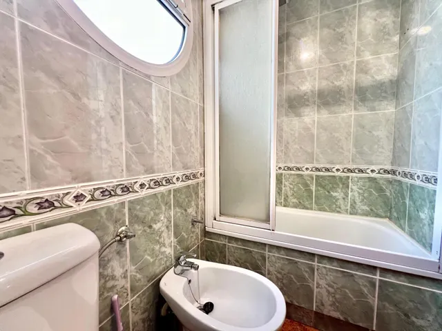 APARTAMENTO DE 3 habitaciones, TODO EXTERIOR, RODEADO DE TODOS LOS SERVICIOS A TAN SOLO 450mts DEL MAR — 25