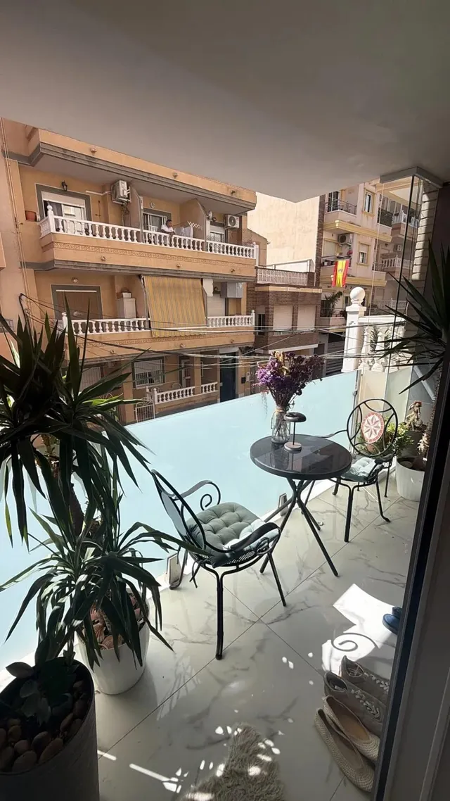Apartamento reformado con terraza, en la provincia de Alicante, en la ciudad de Torrevieja. 3 habitaciones | 98 m2 | A 60 metros del mar — 26