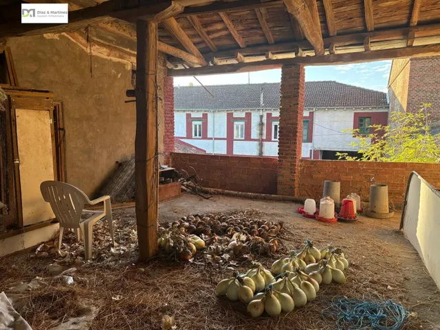 CASA CON AMPLIO TERRENO PRÓXIMA A LEÓN — 27