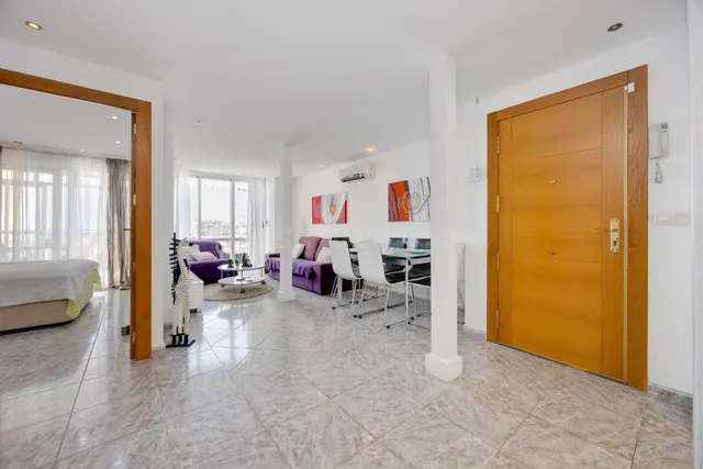 Apartamento de dos dormitorios, en primera línea, con fantásticas vistas al mar — 2