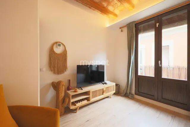 Elegante apartamento reformado de 1 dormitorio en el Raval — 7