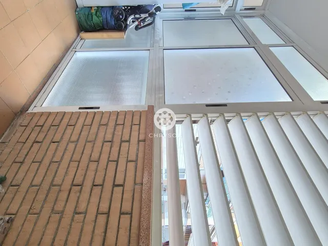 Dúplex con encanto de casa independiente, 4 dormitorios y terraza de 20 m2. — 12