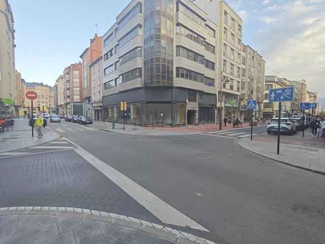 Amplio Local Comercial Semireformado en el Centro de Ponferr - foto 2