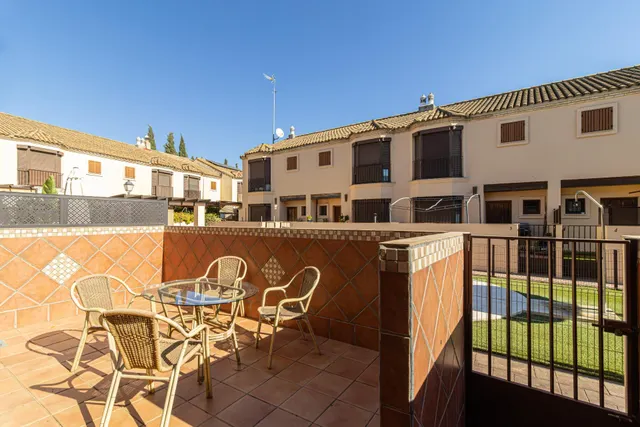 Casa adosada de 3 dormitorios con piscina y sótano en La Cartuja. — 6