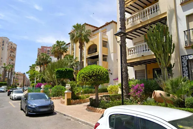 Maravilloso apartamento (aprox. 94 m2 - 1ª planta) en la popular Aldea del Mar con gran zona de piscina. Amplio balcón al sureste y a solo 400 m de la Playa de los Locos. — 38