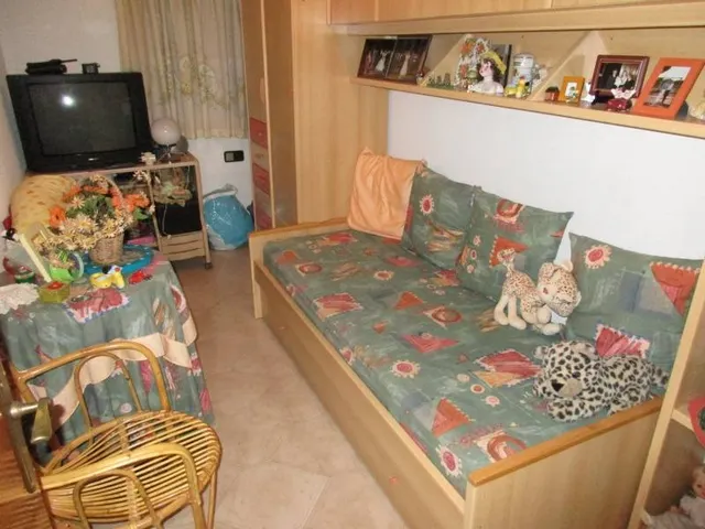 Chalet en venta de dos plantas, con piscina y tres almacenes. — 12