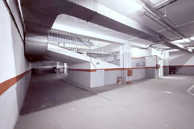 Este no es un aparcamiento cualquiera; es el mítico Garaje Villafontana. — 11