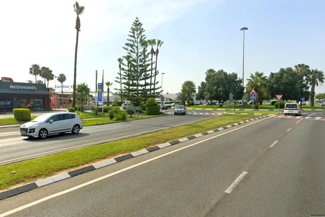 Bungalow reformado con 2 dormitorios, 1 baño y una amplia terraza frontal. Zona tranquila cerca de colegios y con buenas conexiones de transporte público. — 42