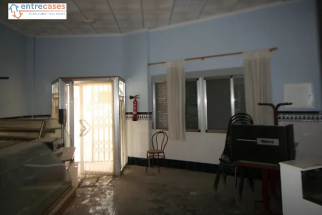 PLANTA BAJA ESQUINERA, ZONA CALLE CALVARIO, SE VENDE COMO LOCAL COMERCIAL O PLANTA BAJA. — 10