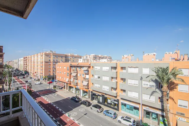 Luminoso piso exterior a esquina de 90 m2 con balcón, garaje y vistas despejadas en avenida de Alicante (vpo) — 2