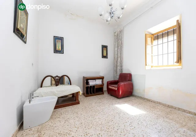 ¡CASA EN UNA SOLA PLANTA, CREA TU VIVIENDA IDEAL EN ALBOLOTE! Casa en una sola planta con patio, garaje y un gran potencial. — 12