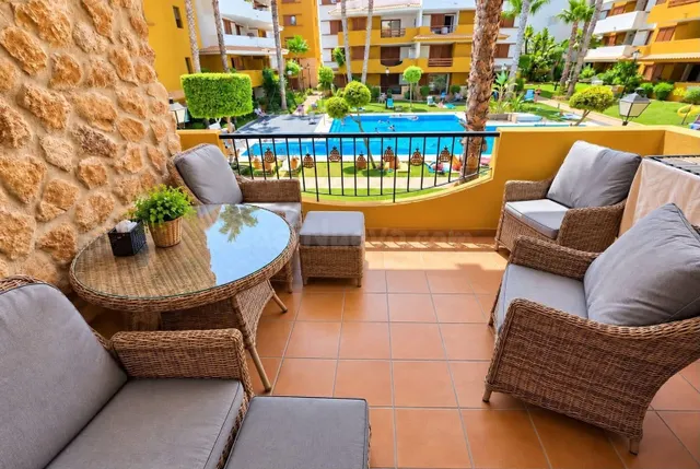 Apartamento en la Planta Baja con Encanto con Vista a la Piscina en Recoleta, Punta Prima — 2