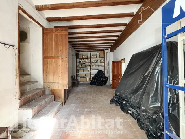 Espaciosa casa con local comercial y garaje en el centro — 47