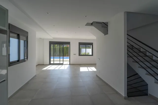 Chalet pareado con garaje, piscina y jardin — 8