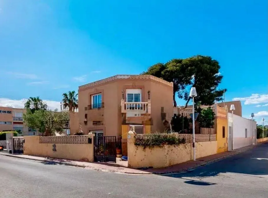 Chalet independiente junto a la playa en Costacabana – Almería