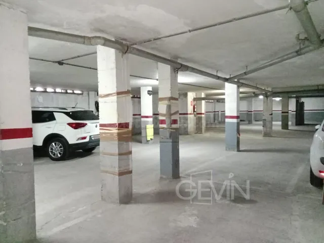 Plaza de parking en alquiler para coche mediano en el centro - foto 4